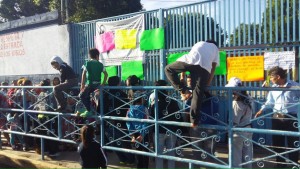Cansados del paro de la Sección 22, padres de familia protestan en escuela