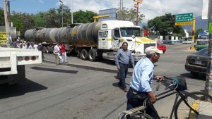bloquean-avenida-ferrocarril-para-demandar-agua-a-galdino-huerto-escudero