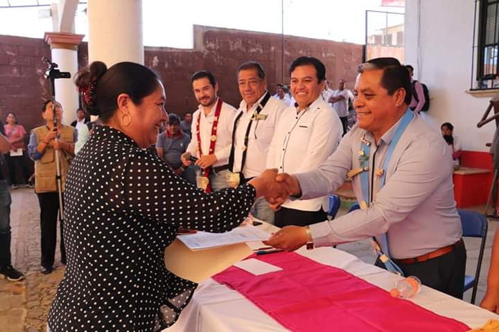 Presidente municipal participa en el acto de designación de beneficiarios del transporte público de Tlaxiaco