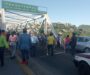 Bloquean carretera Transístmica en demanda de soluciones a conflictos escolares