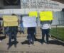 Trabajadores despedidos del Gobierno de Oaxaca protestan en San Bartolo Coyotepec.