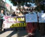 Habitantes de San José Xochixtlán protestan en el Palacio de Gobierno.