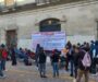 Ex burócratas bloquean accesos al Palacio de Gobierno en Oaxaca; exigen revisión de sus casos.