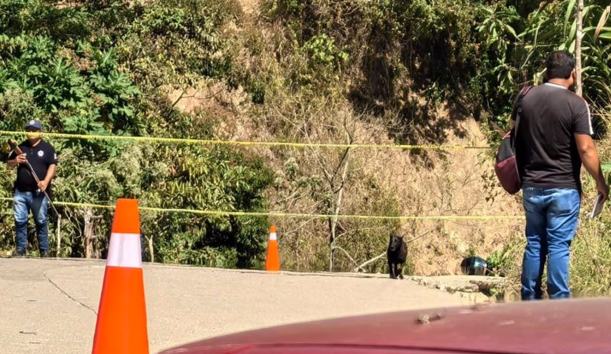 Ataque armado deja un policía muerto y al director de seguridad herido en Pluma Hidalgo