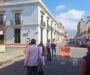 Jubilados de la Sección 22 bloquean calle en el Centro Histórico de Oaxaca