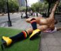 Maestros de Guerrero derriban figuras monumentales de futbolistas frente al Ángel de la Independencia