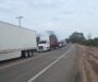 Mantienen bloqueo indefinido en la carretera Coatzacoalcos–Salina Cruz; exigen reconocimiento de autoridad municipal en San Juan Mazatlán