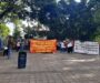 Habitantes de Santa María Atzompa exigen construcción de pozo profundo; protestan frente a Palacio de Gobierno