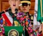 Bordadoras de Juchitán visten a Claudia Sheinbaum durante el Grito de Independencia.