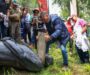 Extrabajadores de Luz y Fuerza derriban y decapitan estatua de Felipe Calderón en Los Pinos