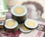 El peso se aprecia a 16.89 unidades por dólar, mientras la Bolsa Mexicana cierra la semana con pérdidas