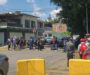 Padres de familia bloquean calles en la colonia Reforma; exigen docentes para escuelas de Ayoquezco y San Juan Yagila.