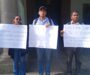 Trabajadores despedidos de Loma Bonita protestan en el Zócalo de Oaxaca.